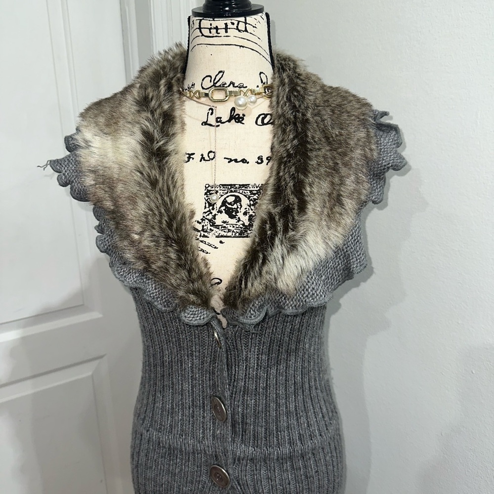 Sioni Gray Knit Cardigan with Faux Fur Collar - Picture 2 of 15